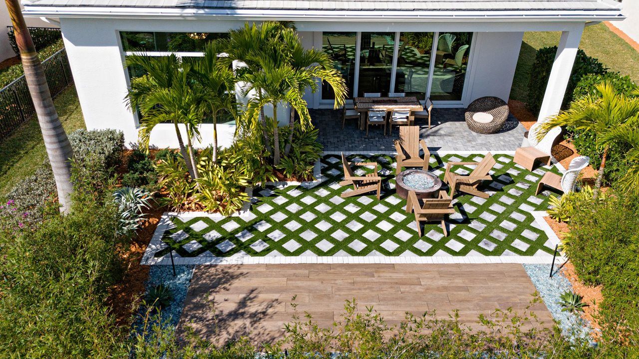 Lilia Model | Backyard