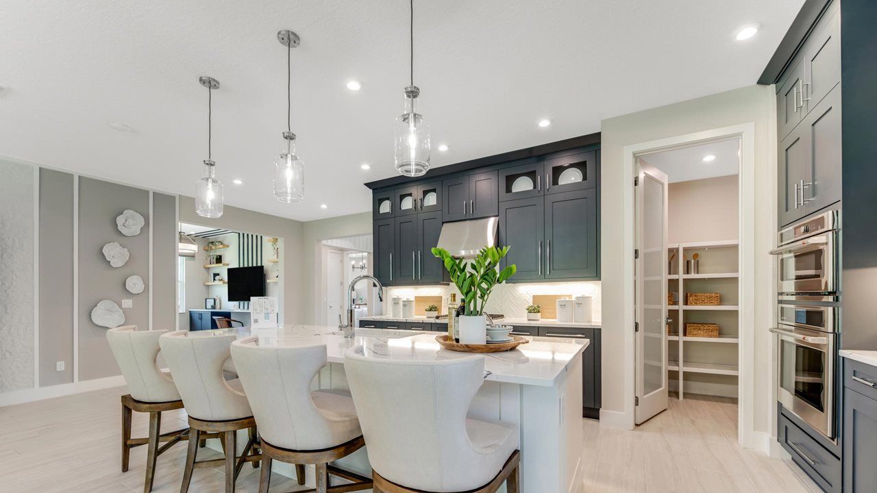 Laura Model | Island Kitchen