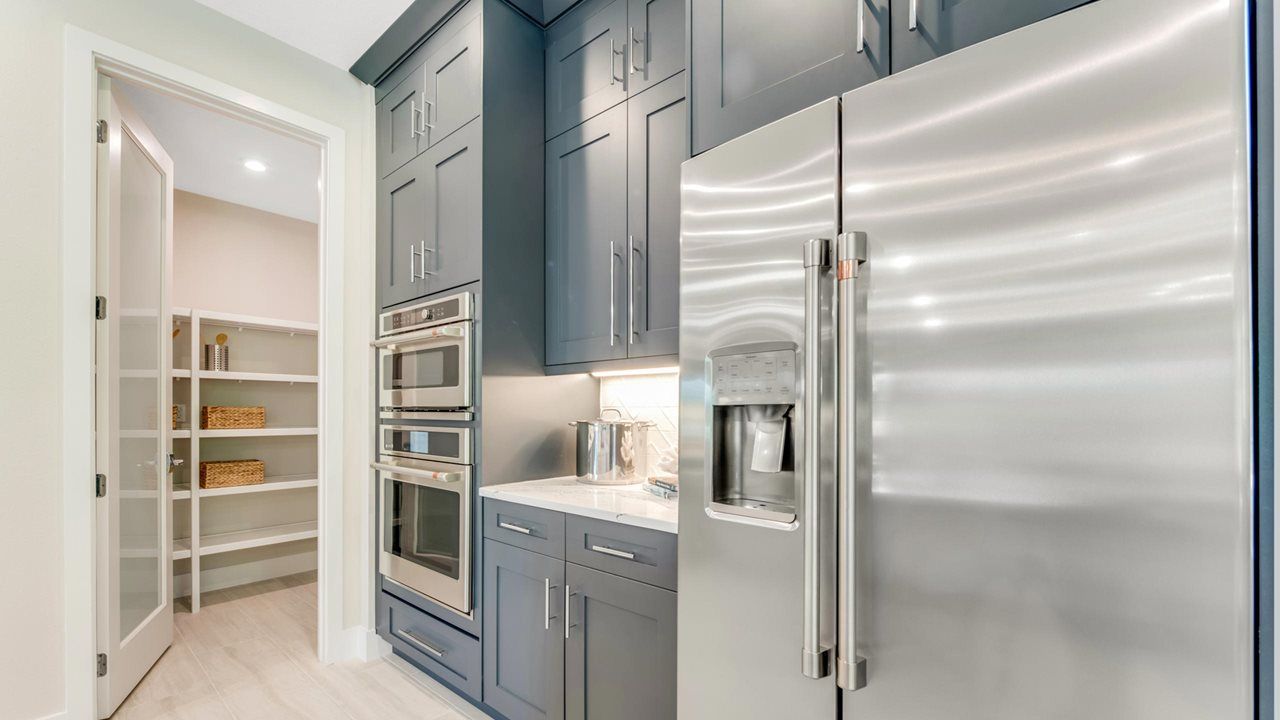 Laura Model | Island Kitchen