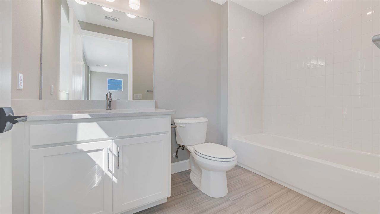 Laura Model |Bonus Room Bath