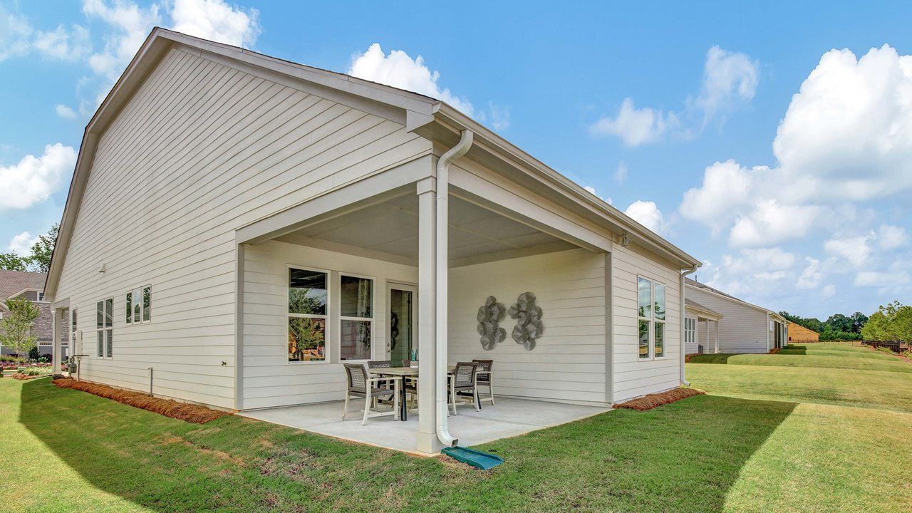 Caroline Model | Rear Exterior