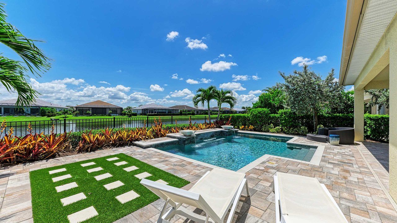 Pool - Model shown is without Bonus Room