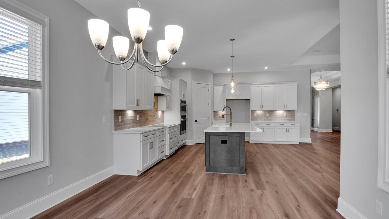 Riley Model | Dining into Kitchen
