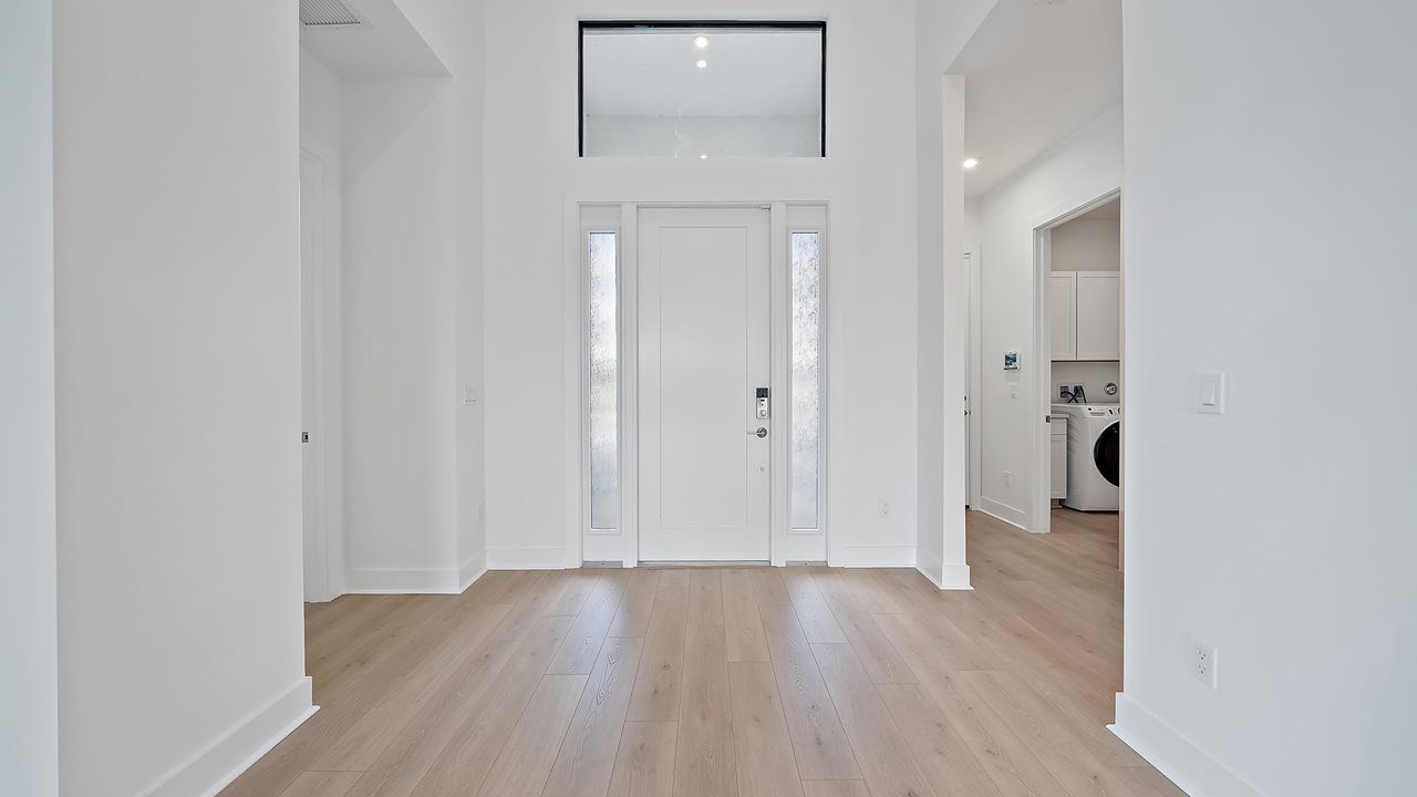 Riley Model | Foyer