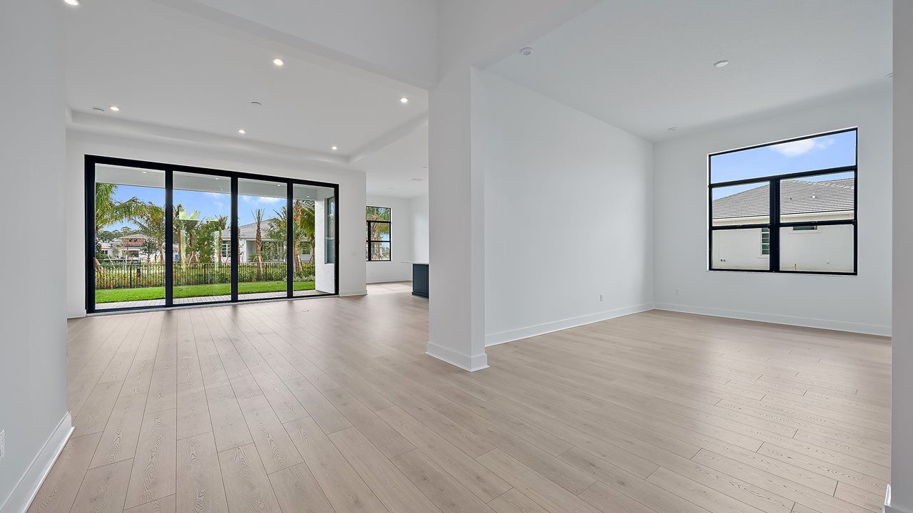 Riley Model | Foyer