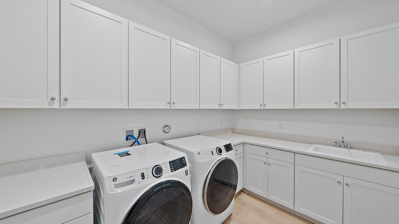 Riley Model | Laundry