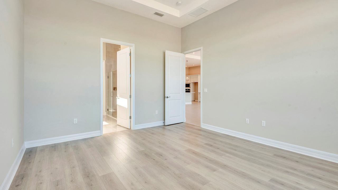 Julia Model | Owner's Suite