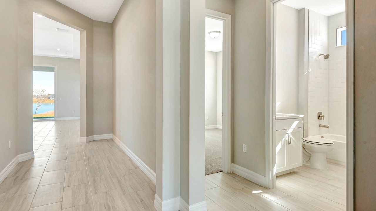 Julia Model | Foyer
