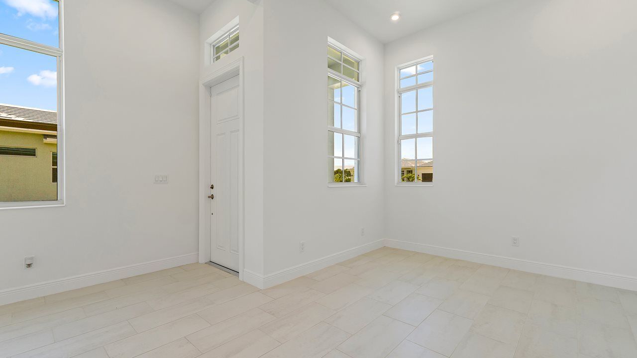 Allison Model | Foyer
