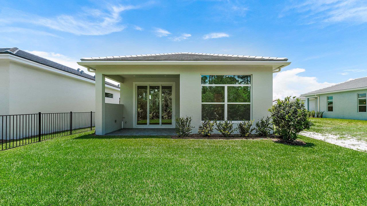 Caroline Model | Rear Exterior