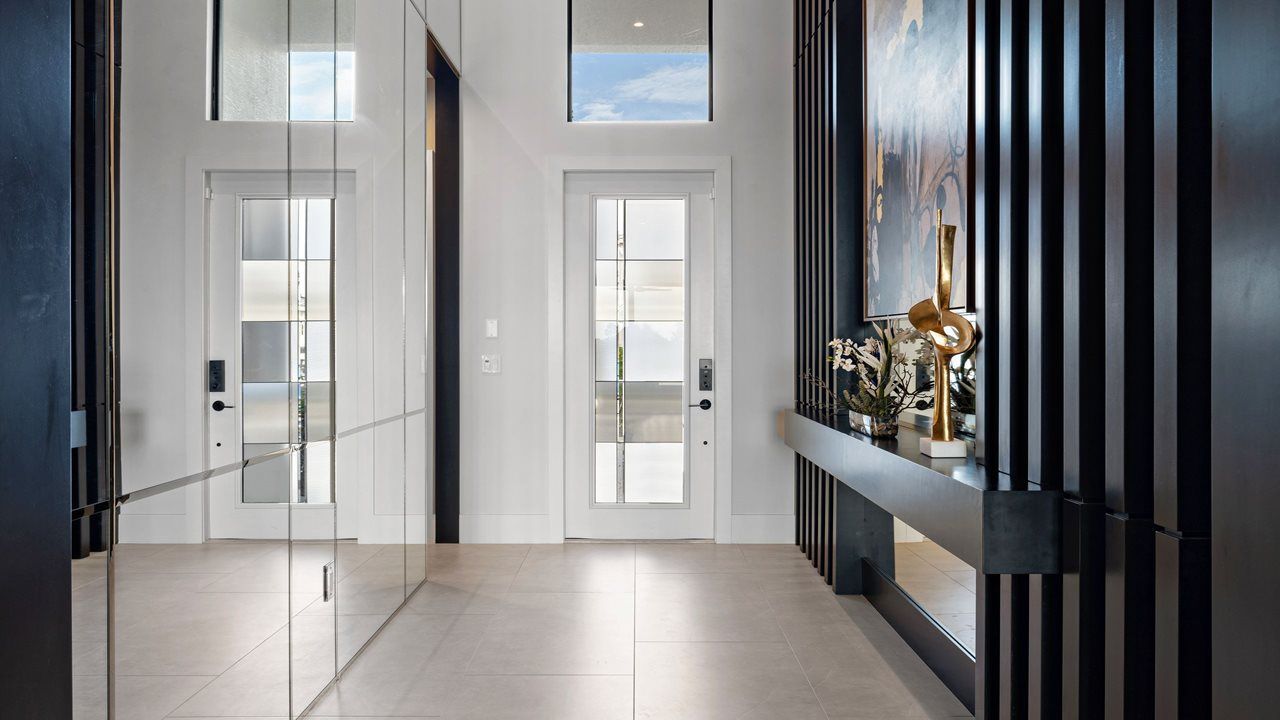 Sydney Model | Foyer