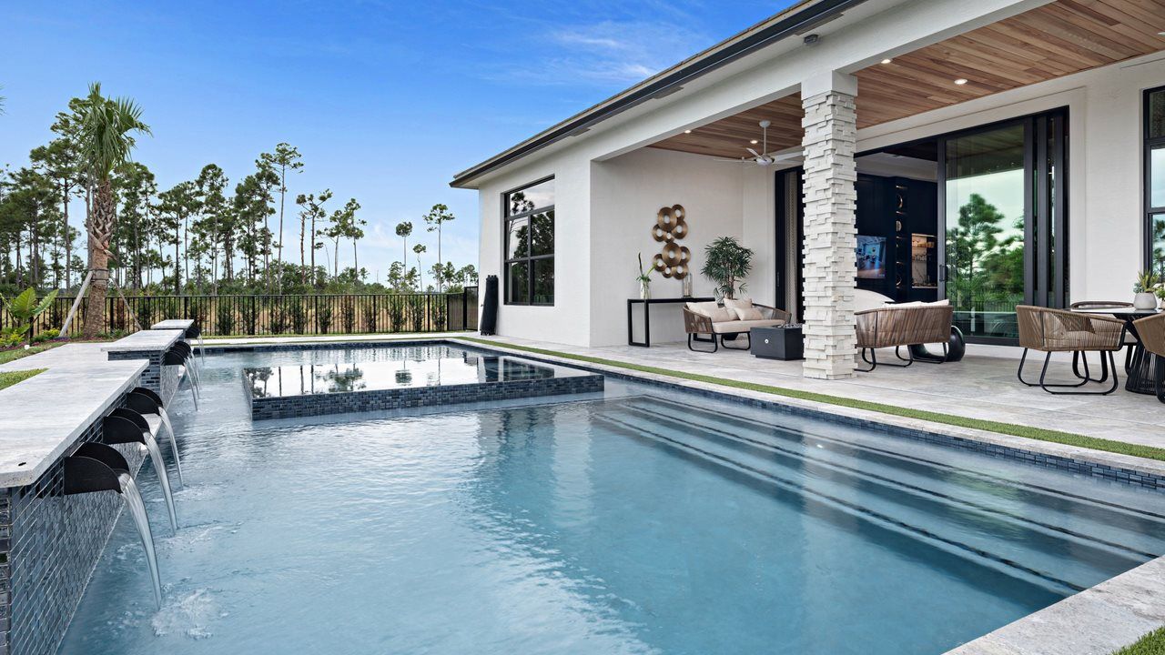 Sydney Model | Pool