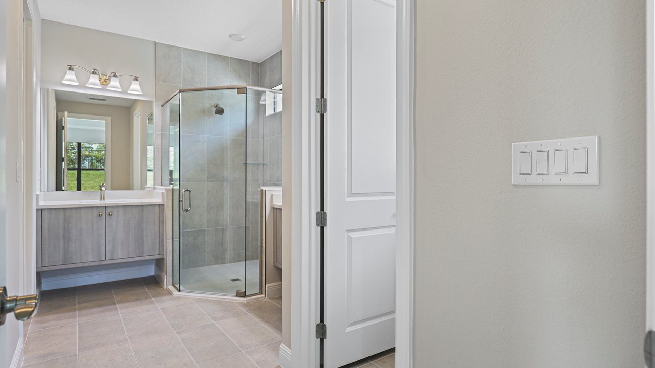 Lido Model | Owner's Bath