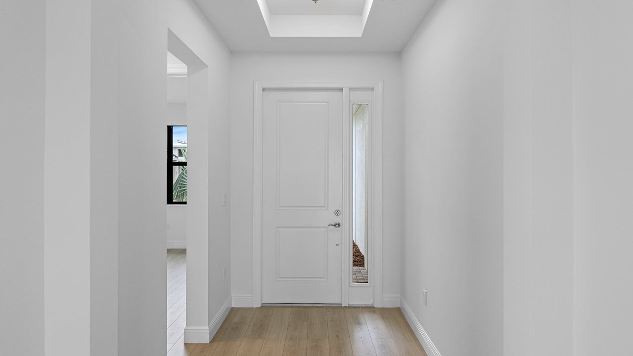 Ana Maria Model | Foyer
