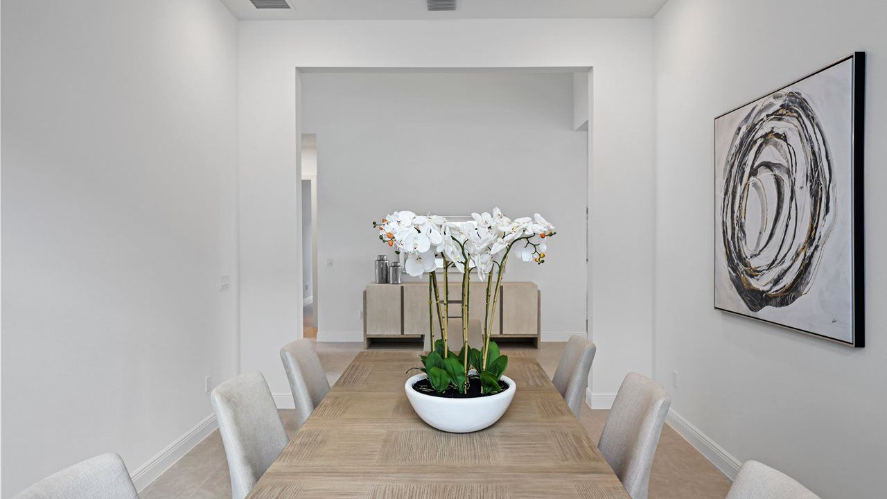 Riley Model | Dining