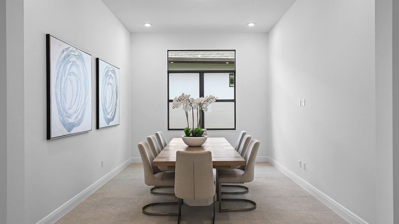 Riley Model | Dining