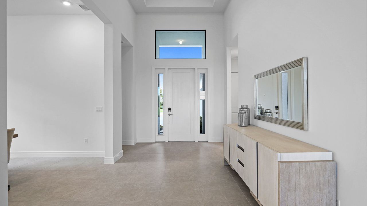 Riley Model | Foyer