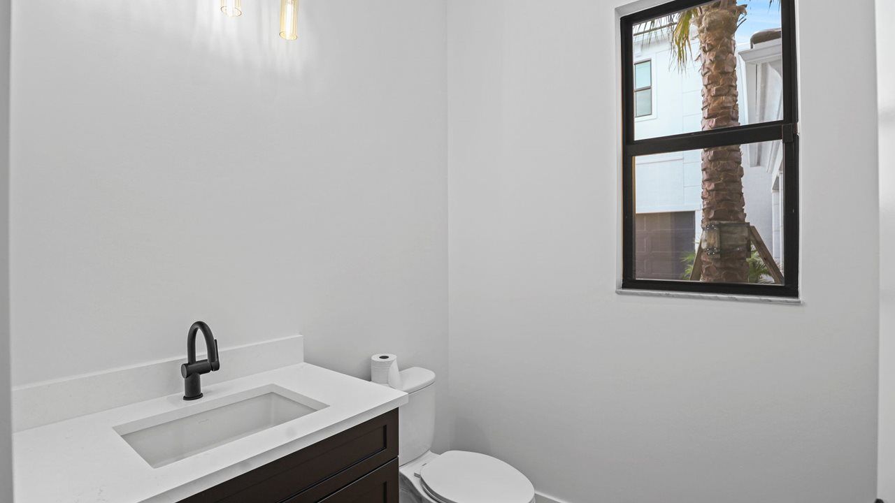 Mondrian Model | Powder Bath