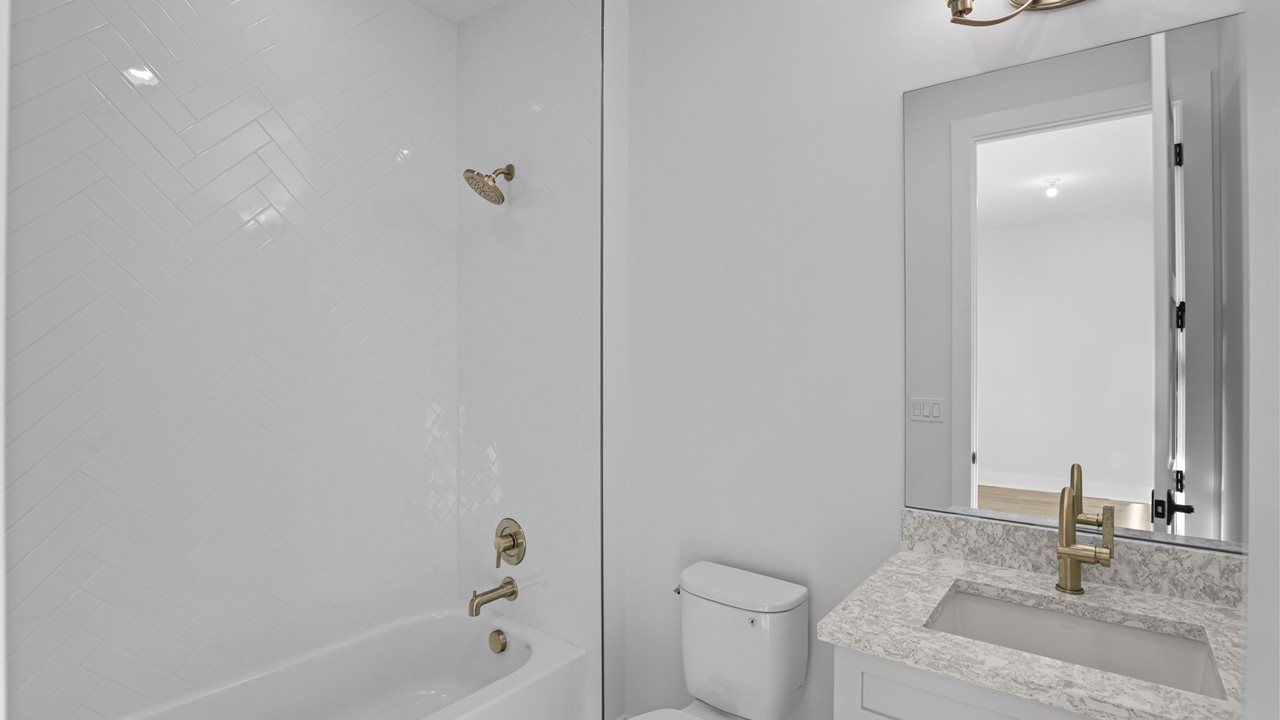 Mondrian Model | Bath 3