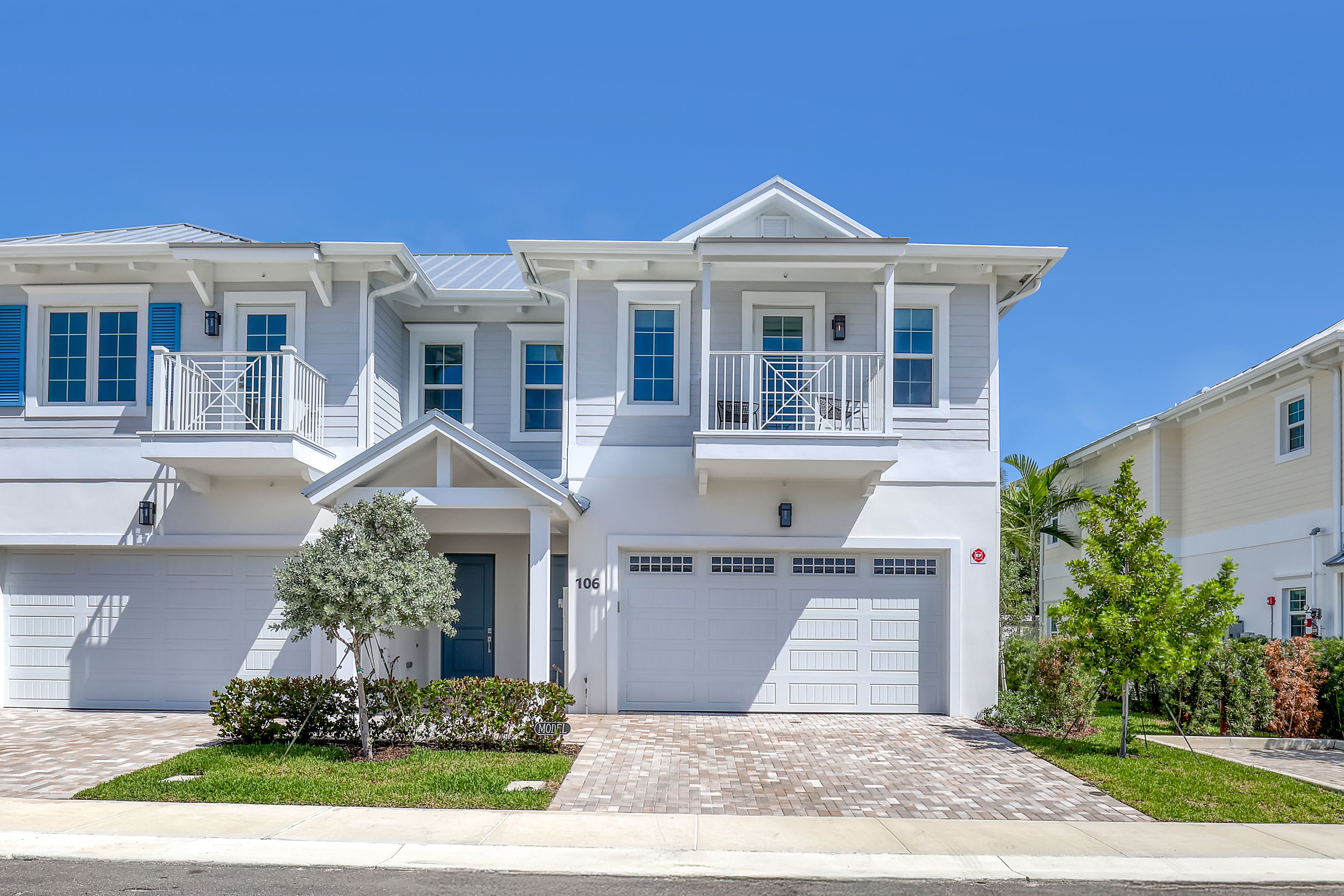  “photos of the model and actual units may have different options and finishes”.