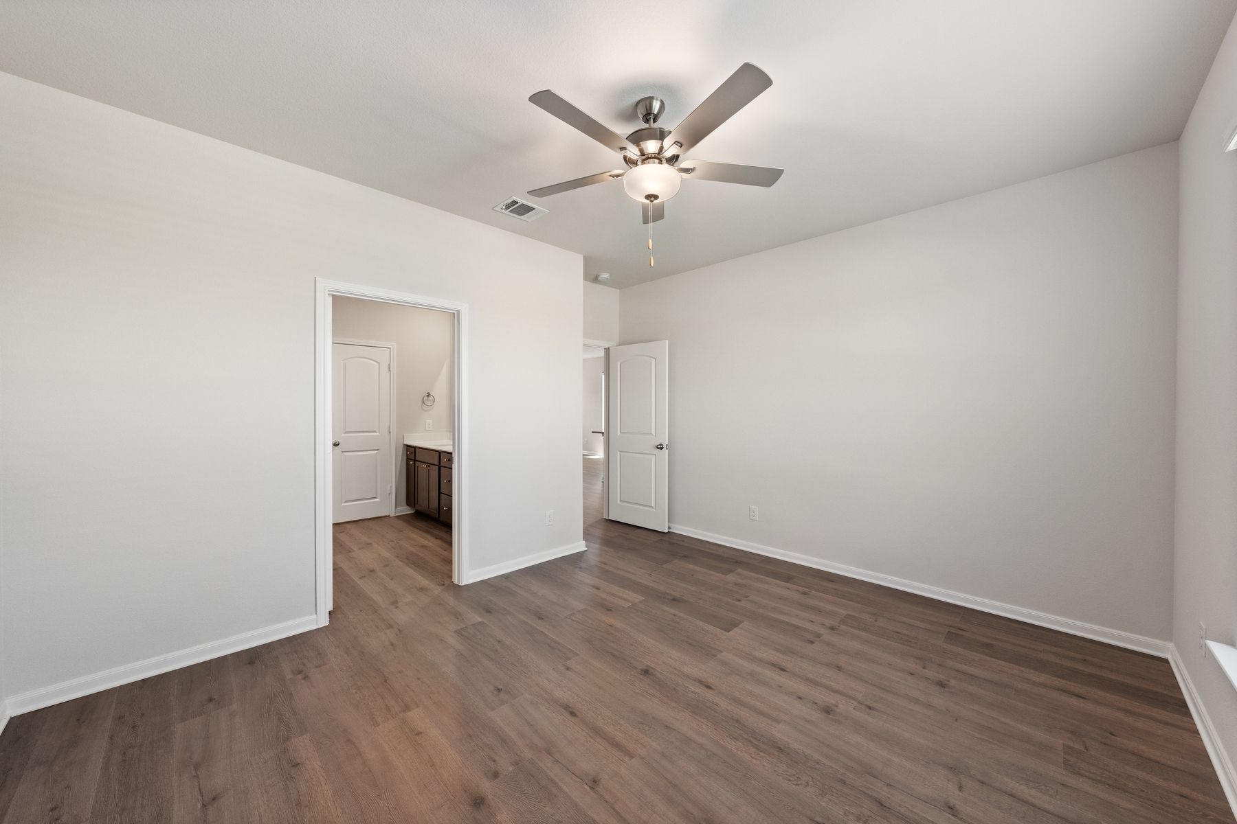 The master suite has a large bedroom, ensuite bathroom, and walk-in closet. 