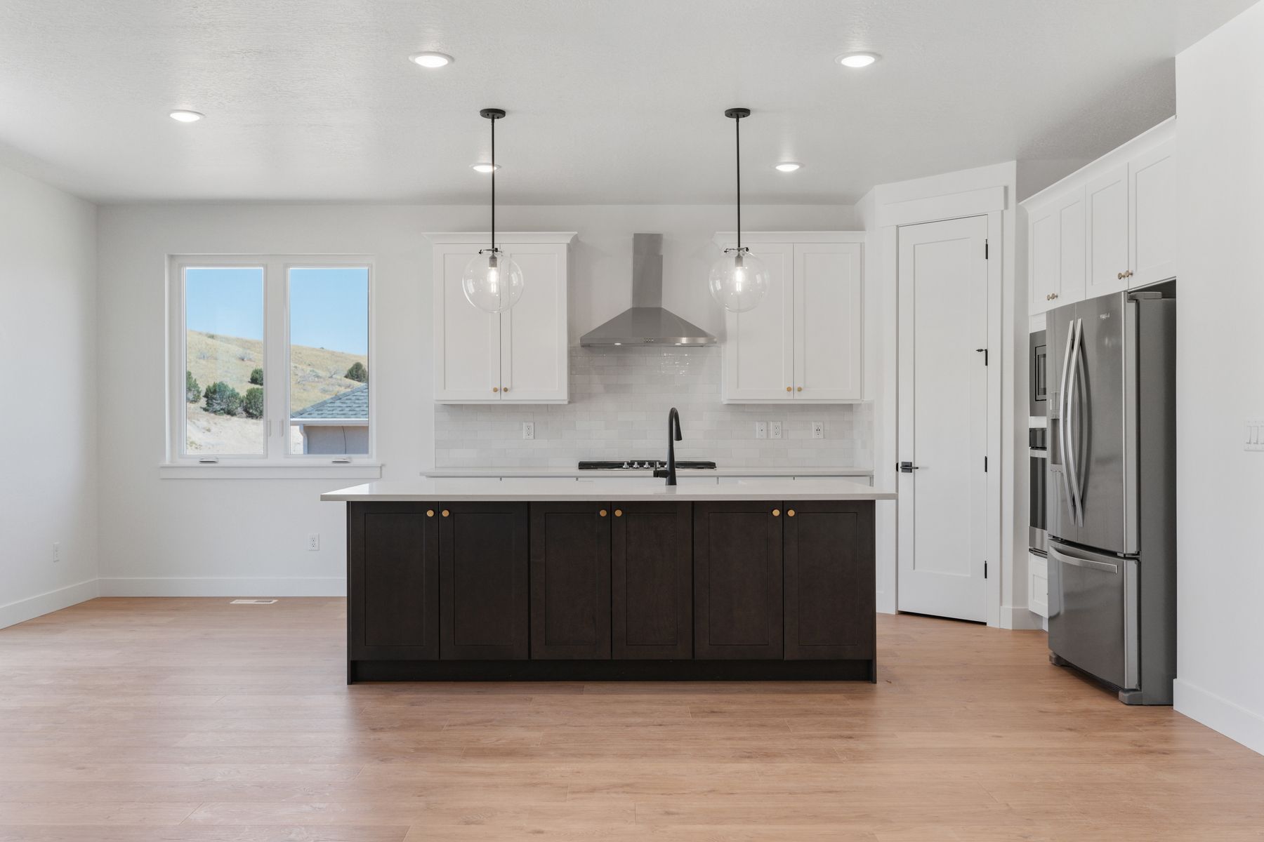 The kitchen has a convenient kitchen isalnd. 