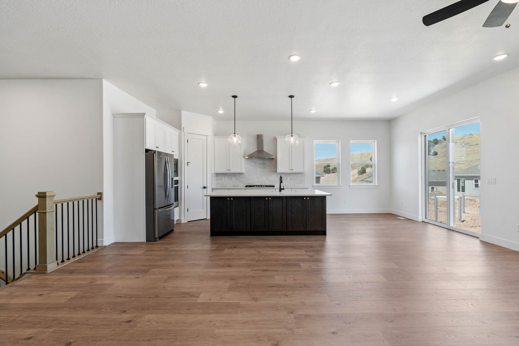 The dining room and family room sit right off of the kitchen. 