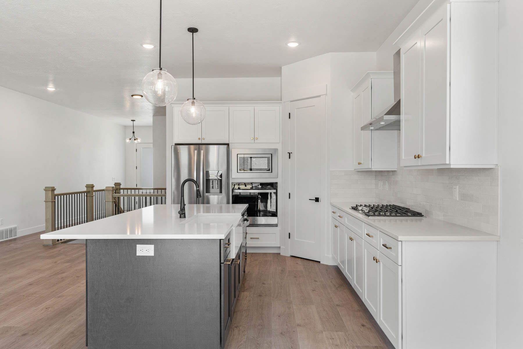 The kitchen has a convenient kitchen island. 