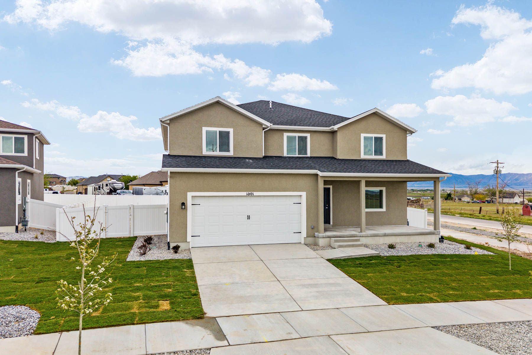 The Red Rock has a wonderful driveway that leads right into the garage.