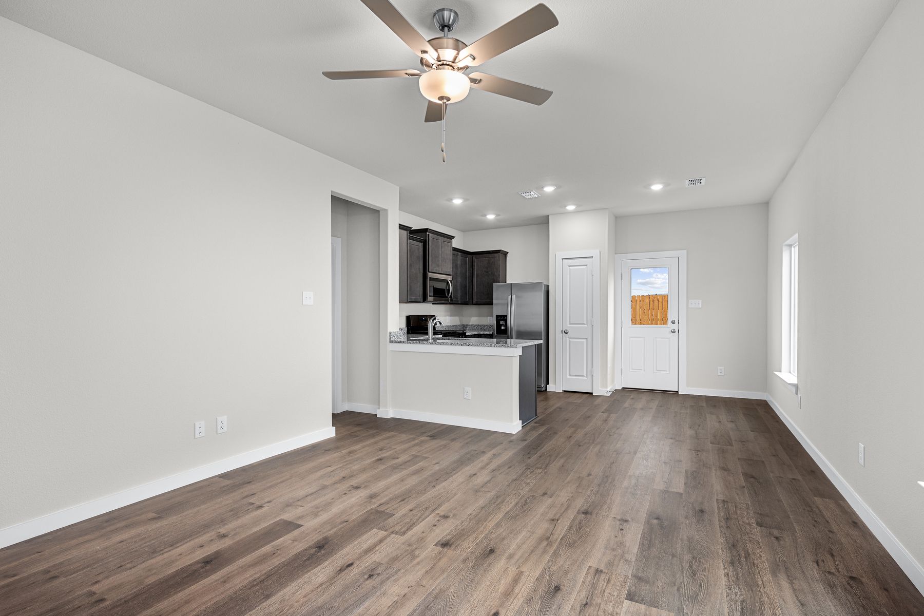 The kitchen, dining room and kitchen are all connected.