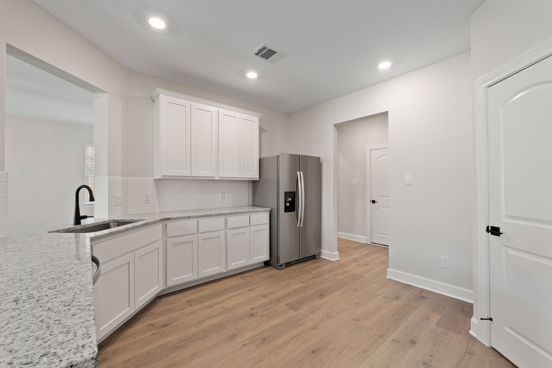 The kitchen has sprawling granie countertops.
