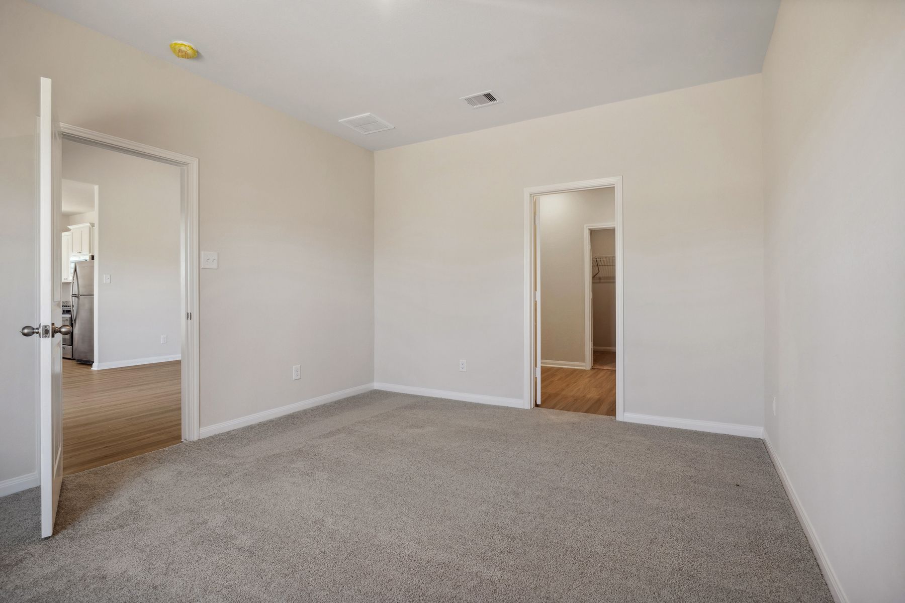 The master suite has a large bedroom, ensuite bathroom, and walk-in closet. 