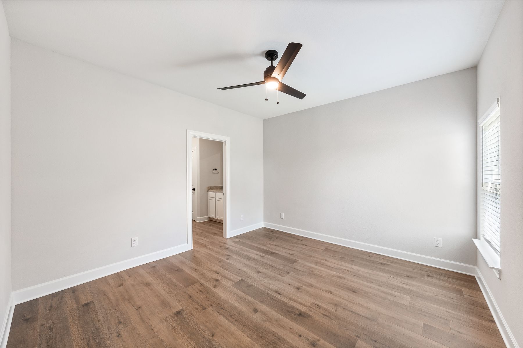 The master suite has a large bedroom, ensuite bathroom, and walk-in closet. 