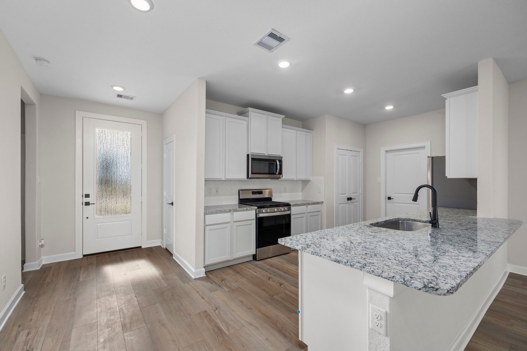 This kitchen is ready to host all your parties and get-togethers!