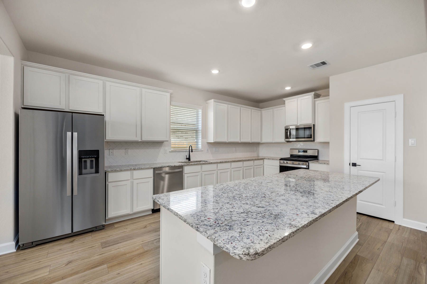 This kitchen is ready to host all your parties and get-togethers!