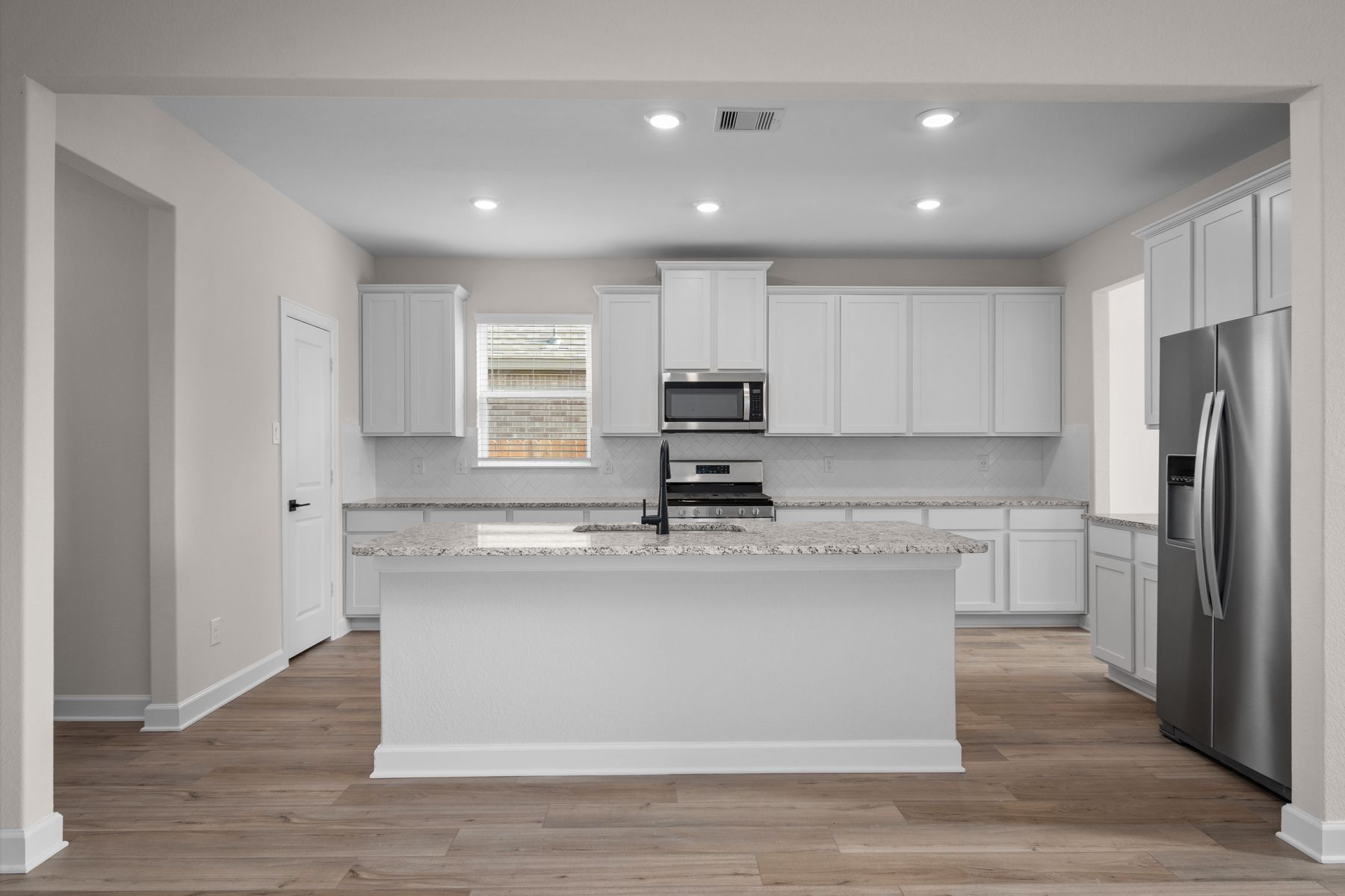 This kitchen is ready to host all your parties and get-togethers!