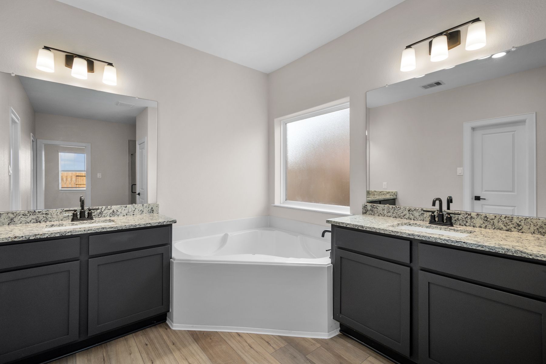 The dual sinks and soaking tub in the master bathroom!