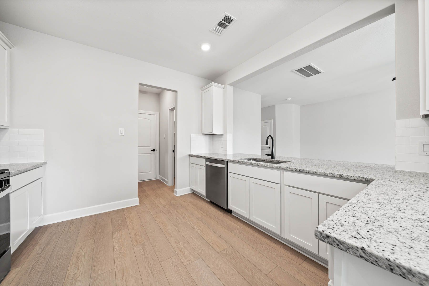 The kitchen of the Yaupon has sprawling granite countertops.