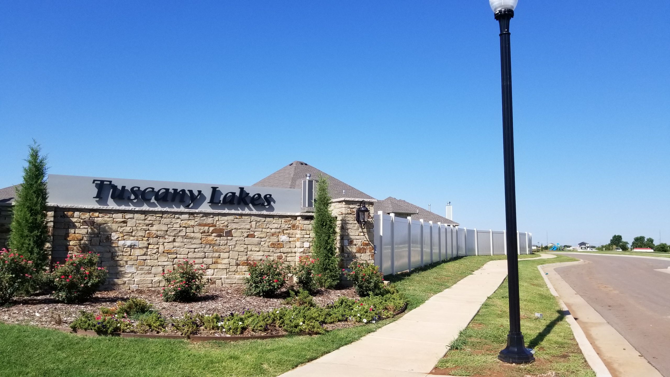 Tuscany Lakes monument at the entrance of the neighborhood.