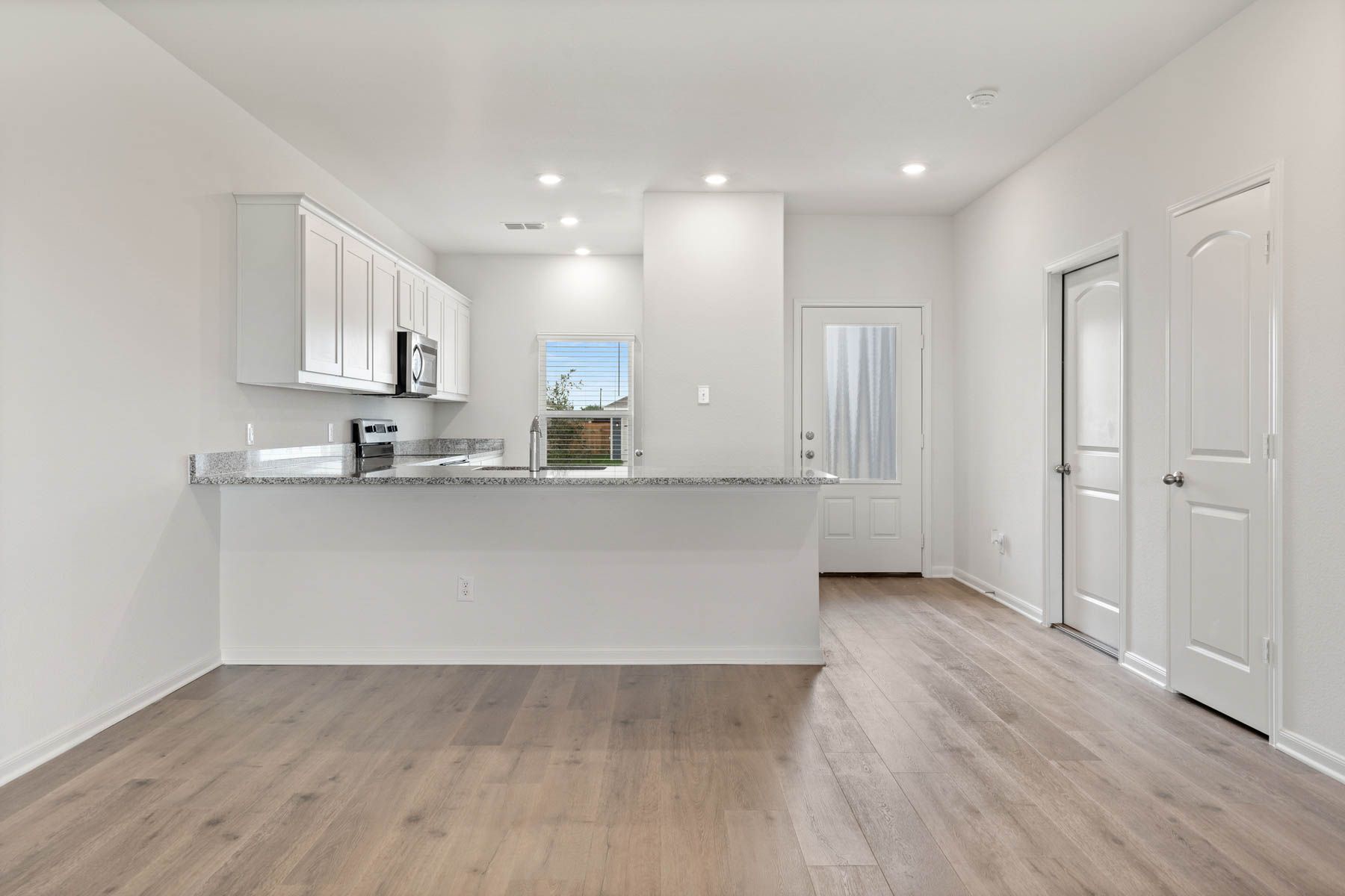 The kitchen and dining room of the Driftwood has beautiful wood-style, vinyl flooring.