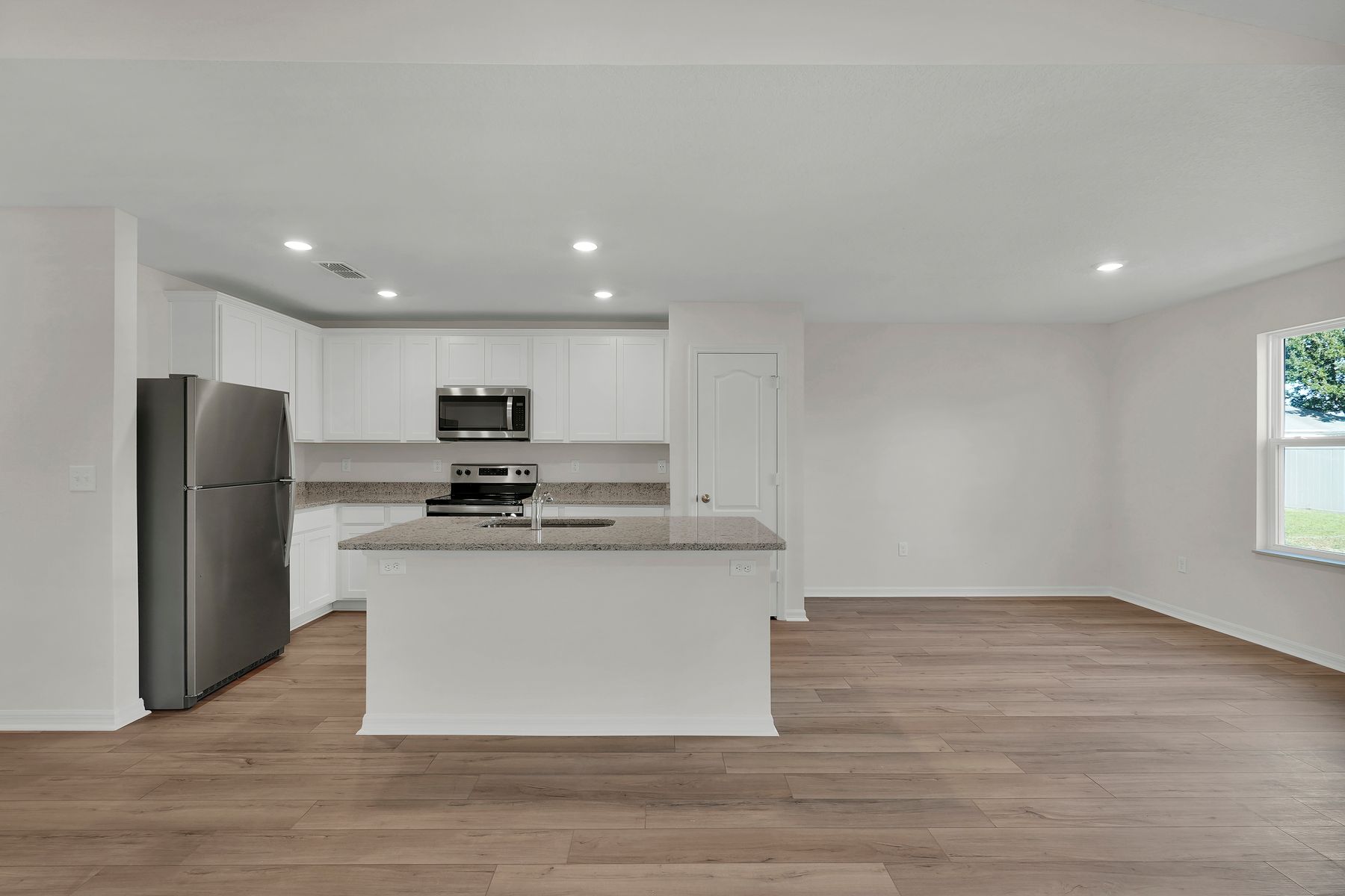 The kitchen comes with a full suite of energy-efficient appliances!