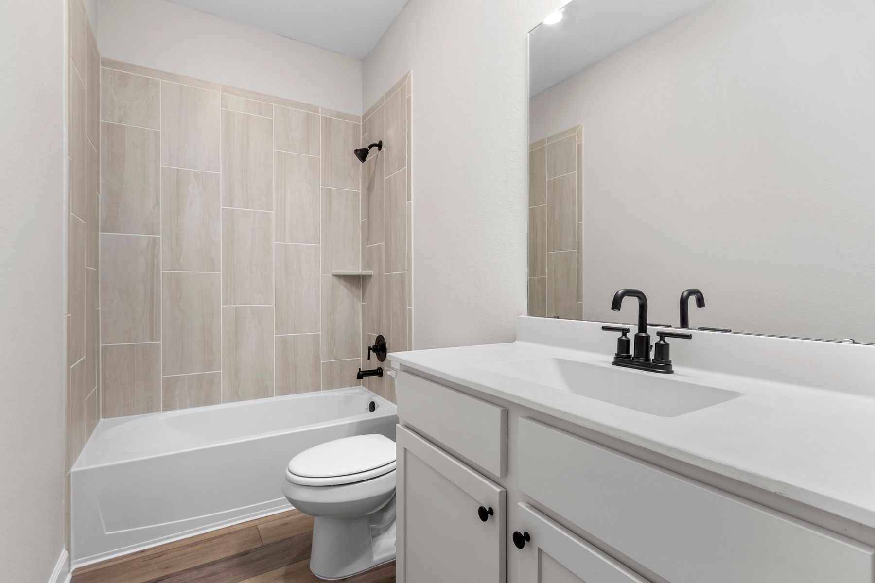 The secondary bathroom of the Robin plan.