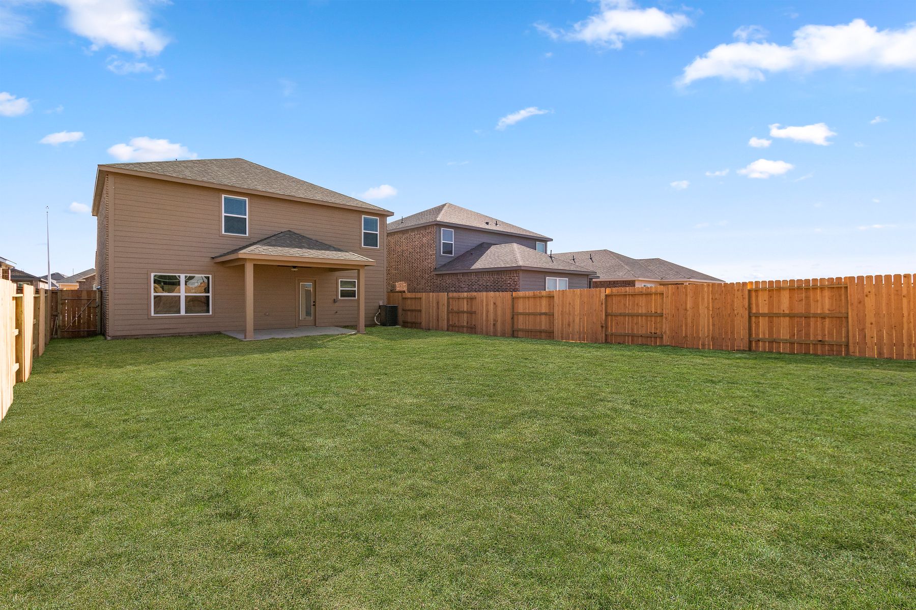 You will love the professional landscaping of the Starling plan. 