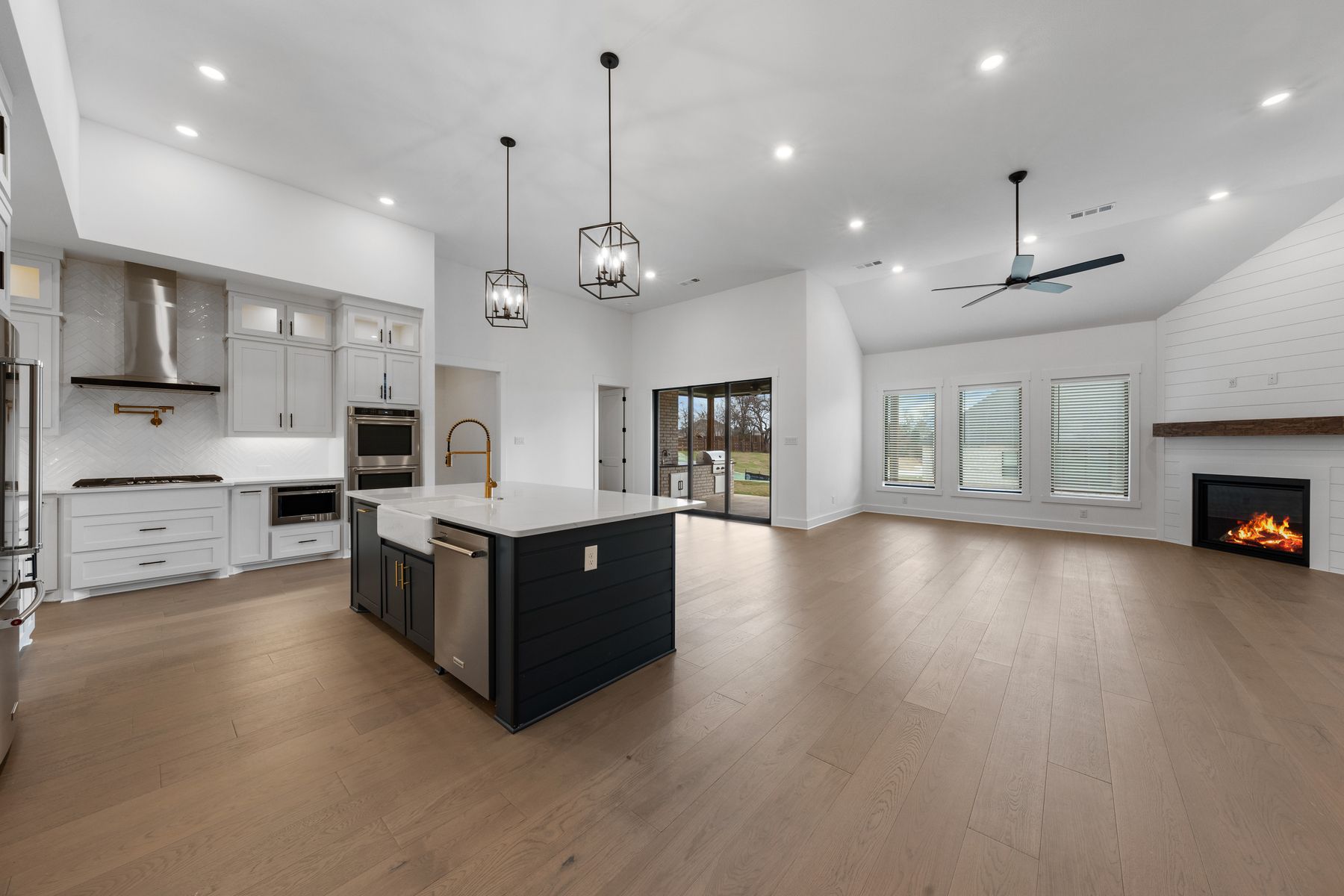 The open layout connects the kitchen with the breakfast area and family room.