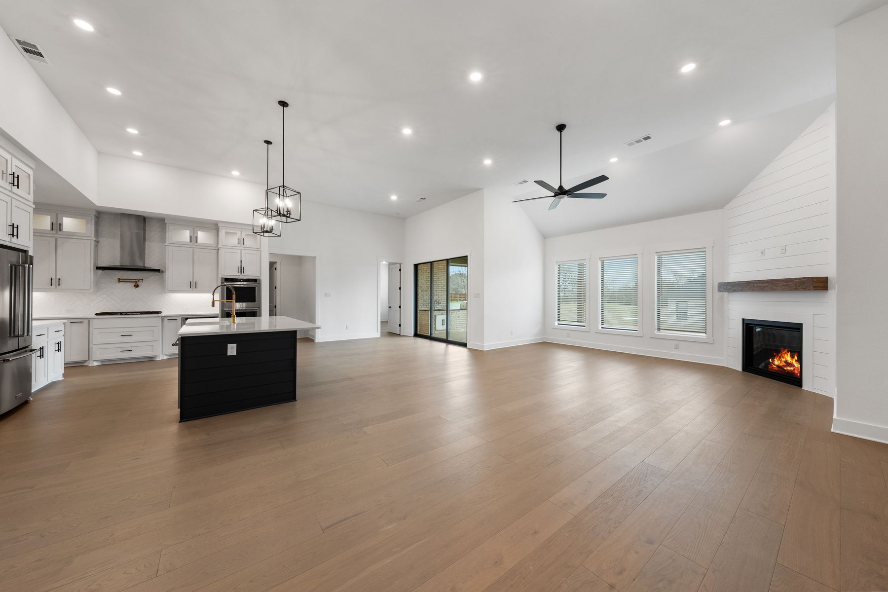 The open layout connects the kitchen with the breakfast area and family room.