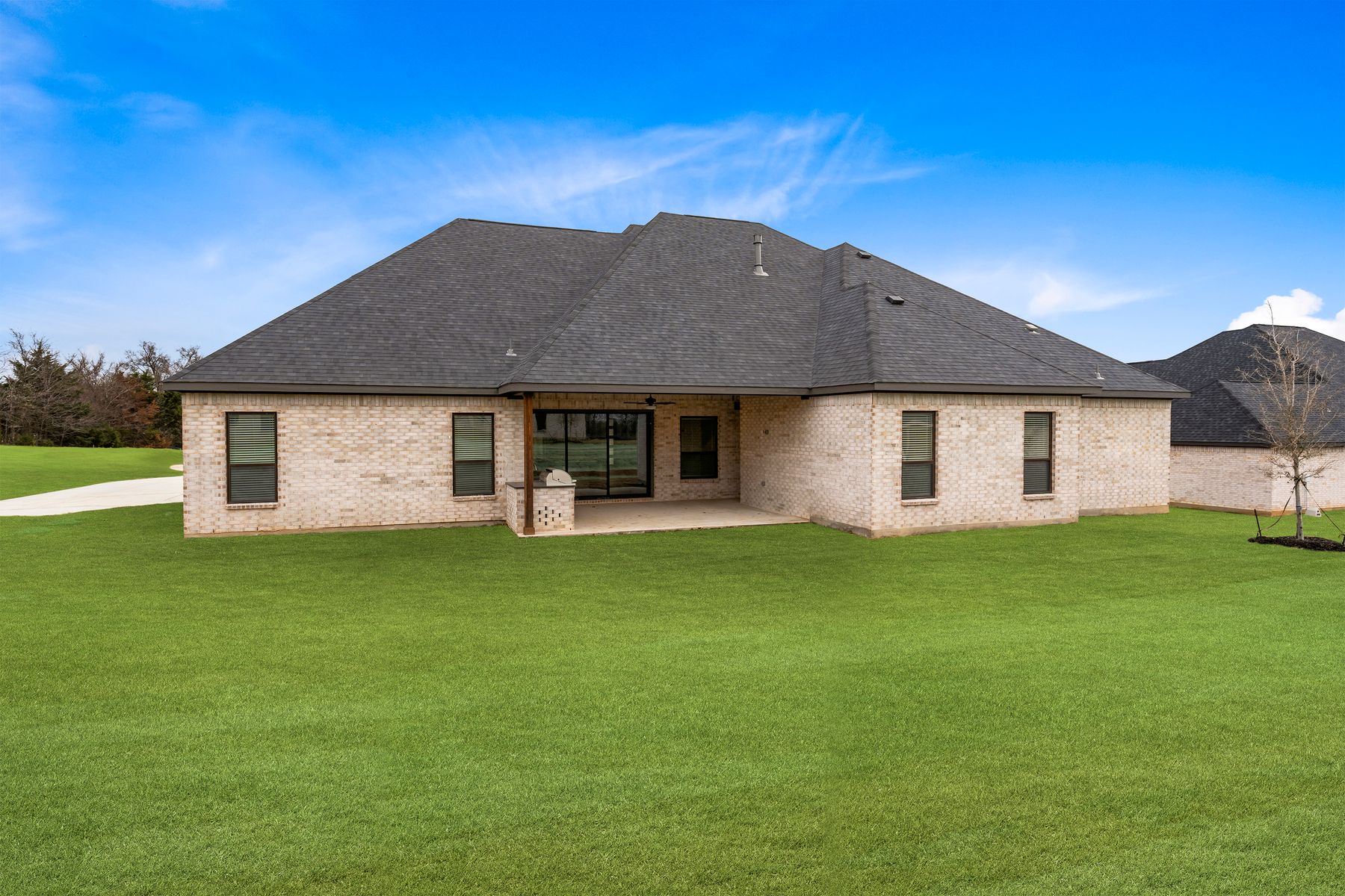 The Stratton II has a gorgeous back yard that includes a covered patio with an outdoor kitchen.