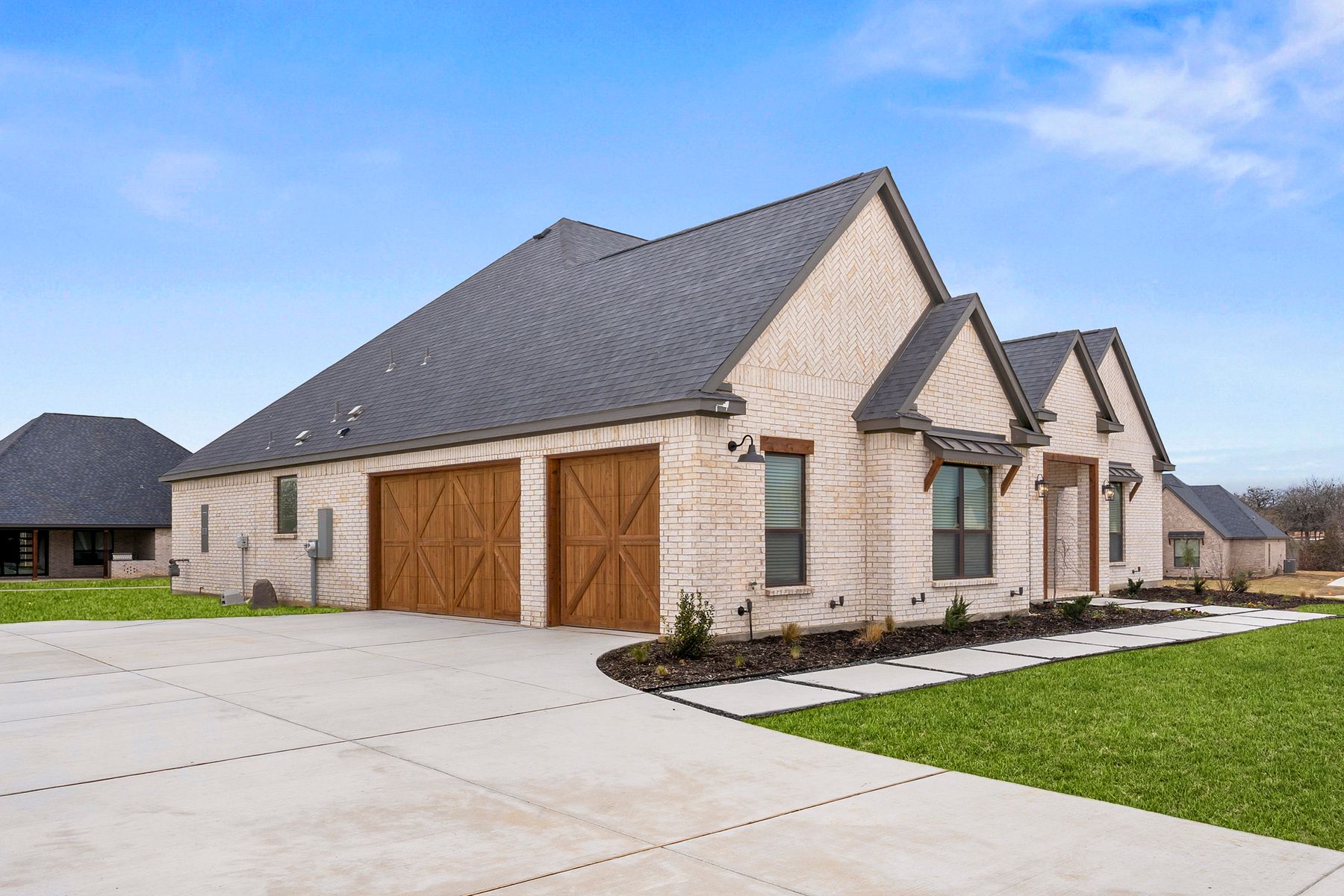 The Mantle II has a side-load three-car garage.