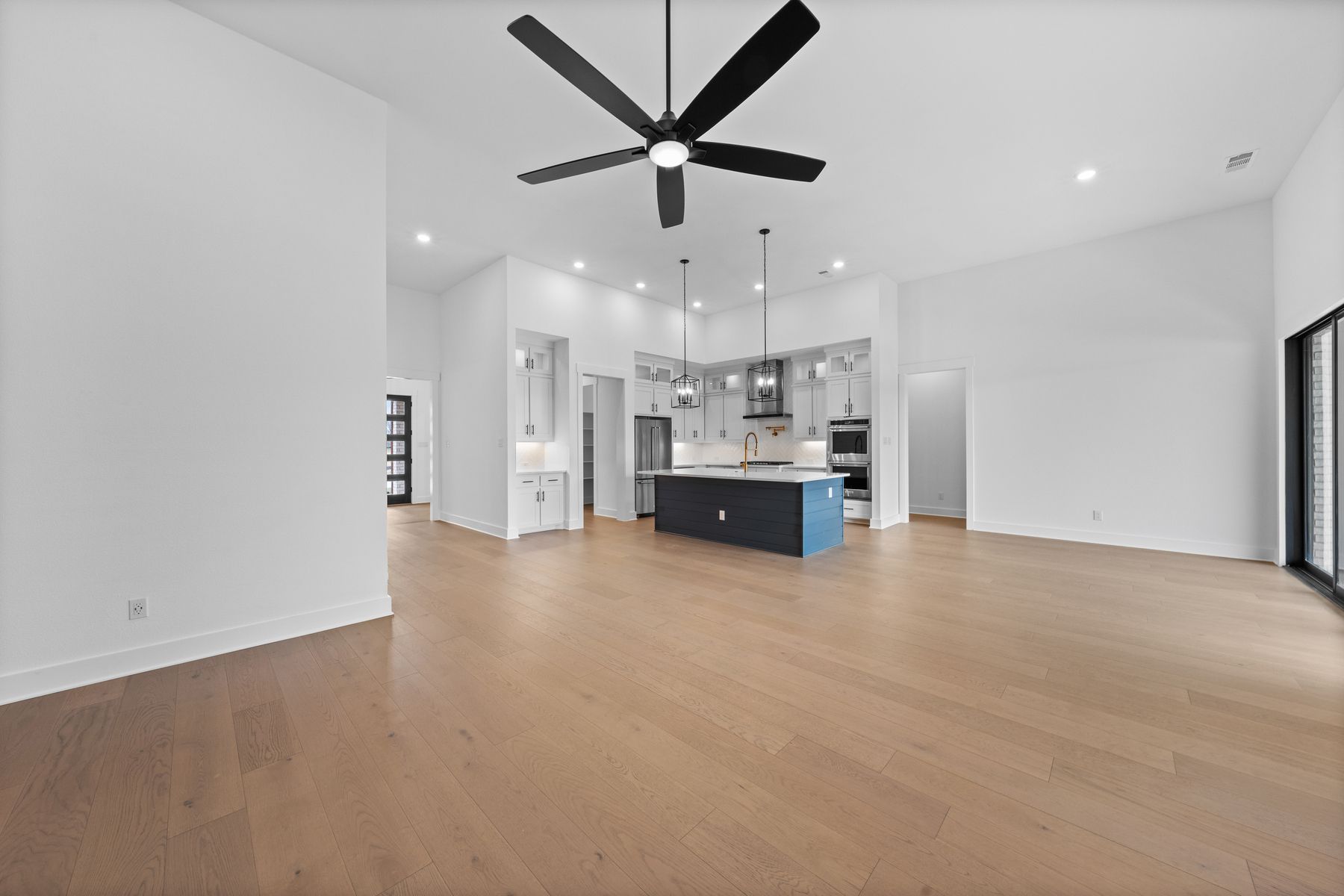 The open layout connects the kitchen with the breakfast area and family room.