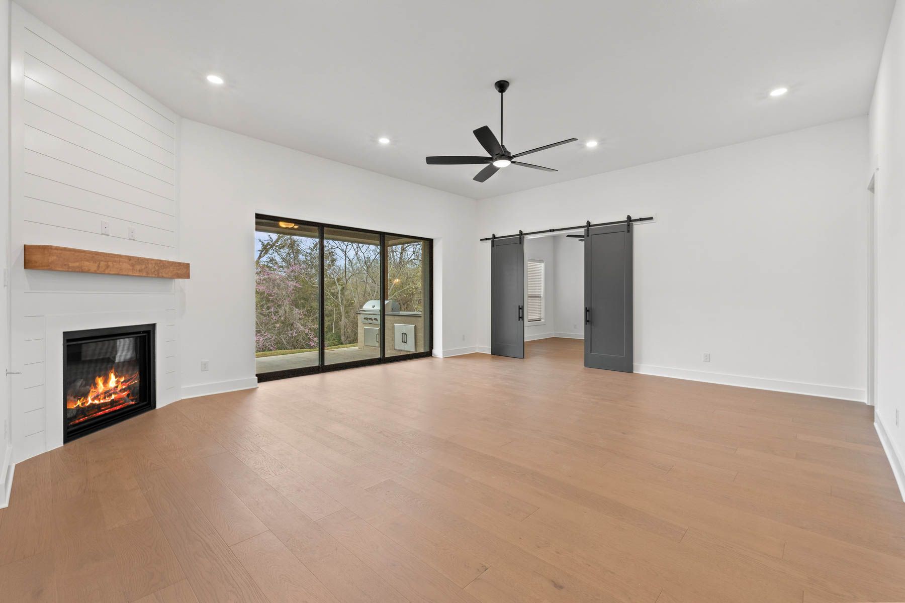 The open layout connects the kitchen with the breakfast area and family room.