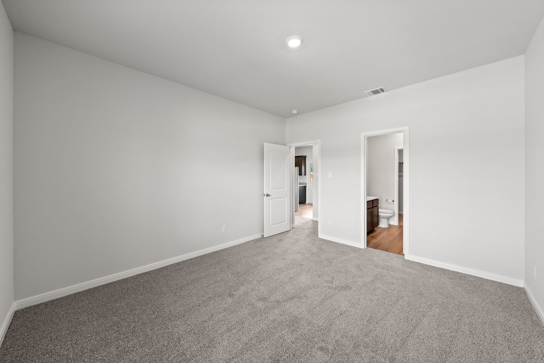 The master suite of the Piper has a spacious bedrooms, en-suite bathroom and a walk-in closet.